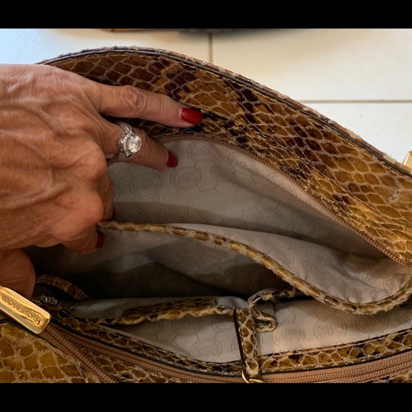 Micheal Kors in style bag - Picture 4 of 6